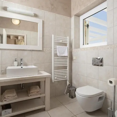 Bella - Beautiful And Modern House With Pool, Souna, Jacuzzi & Playground, - Istra Liznjan