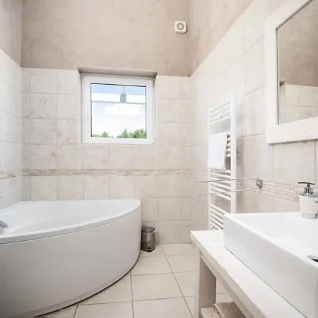 Βίλα Bella - Beautiful And Modern House With Pool, Souna, Jacuzzi & Playground, - Istra