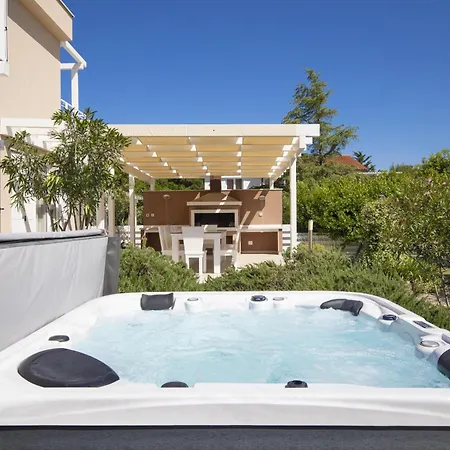 Bella - Beautiful And Modern House With Pool, Souna, Jacuzzi & Playground, - Istra Liznjan