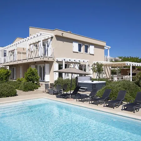 Bella - Beautiful And Modern House With Pool, Souna, Jacuzzi & Playground, - Istra Villa *