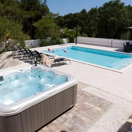 Bella - Beautiful And Modern House With Pool, Souna, Jacuzzi & Playground, - Istra Villa *